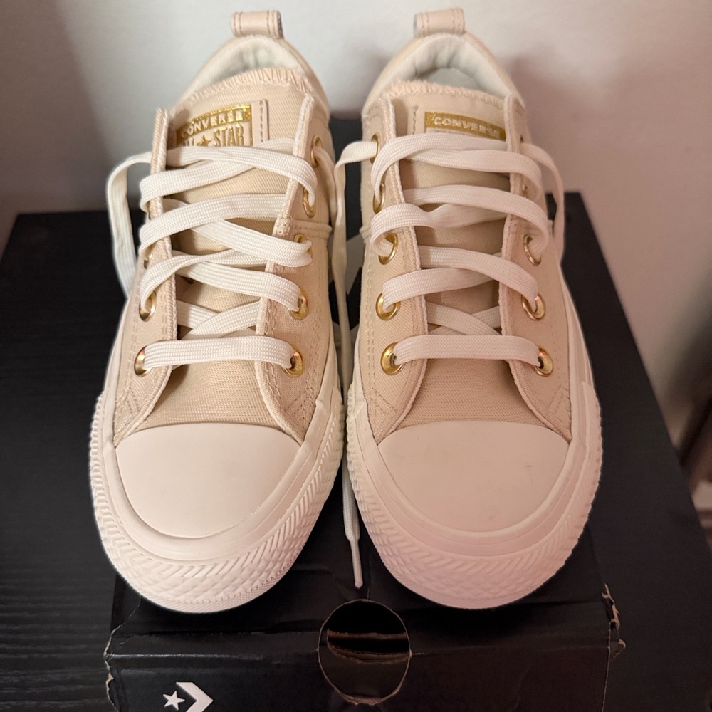 Converse Women’s Cream with Gold‎ Lace Eyelets. Size 5 NEW